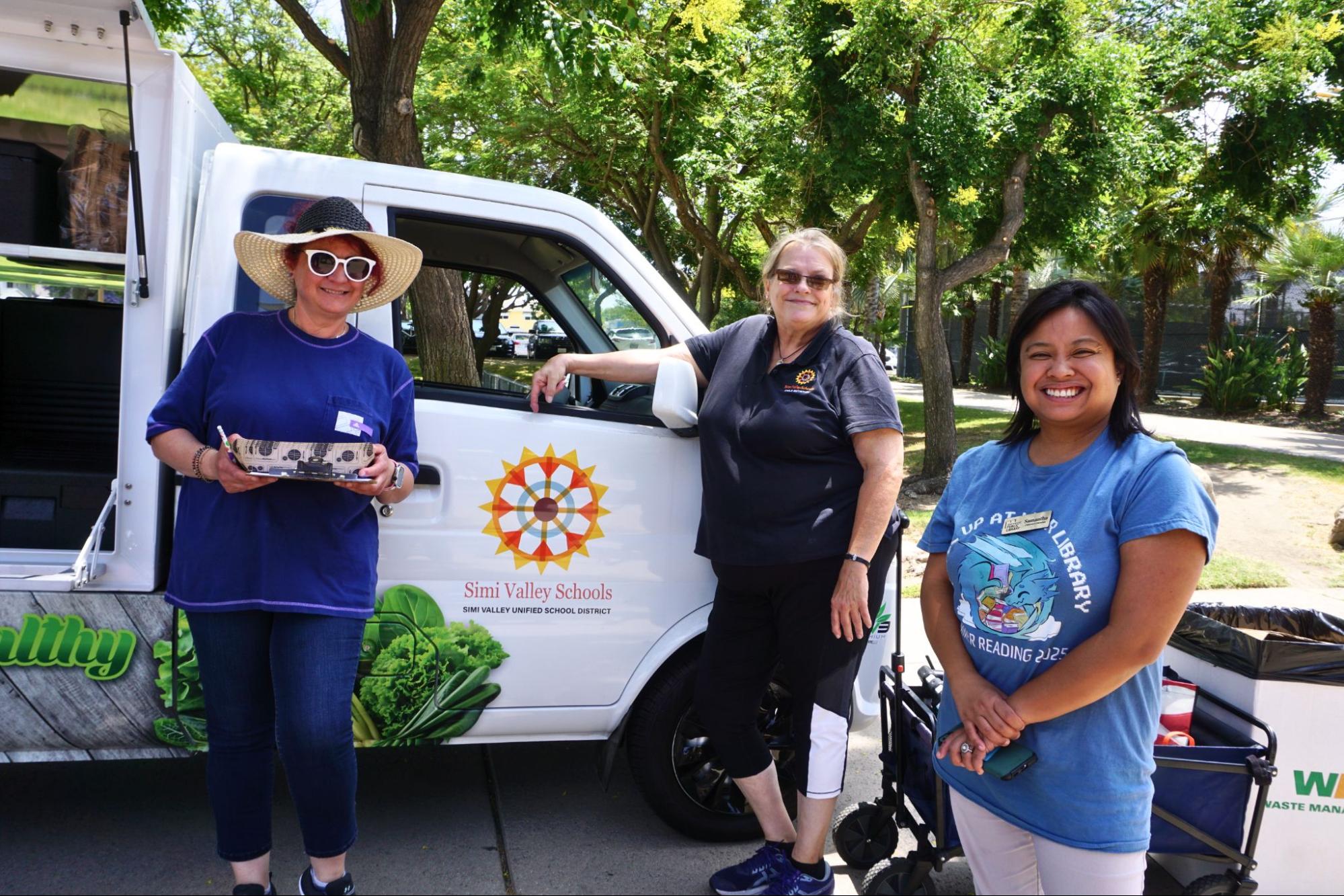 AR2425- 47 SVUSD Teen group using laptop